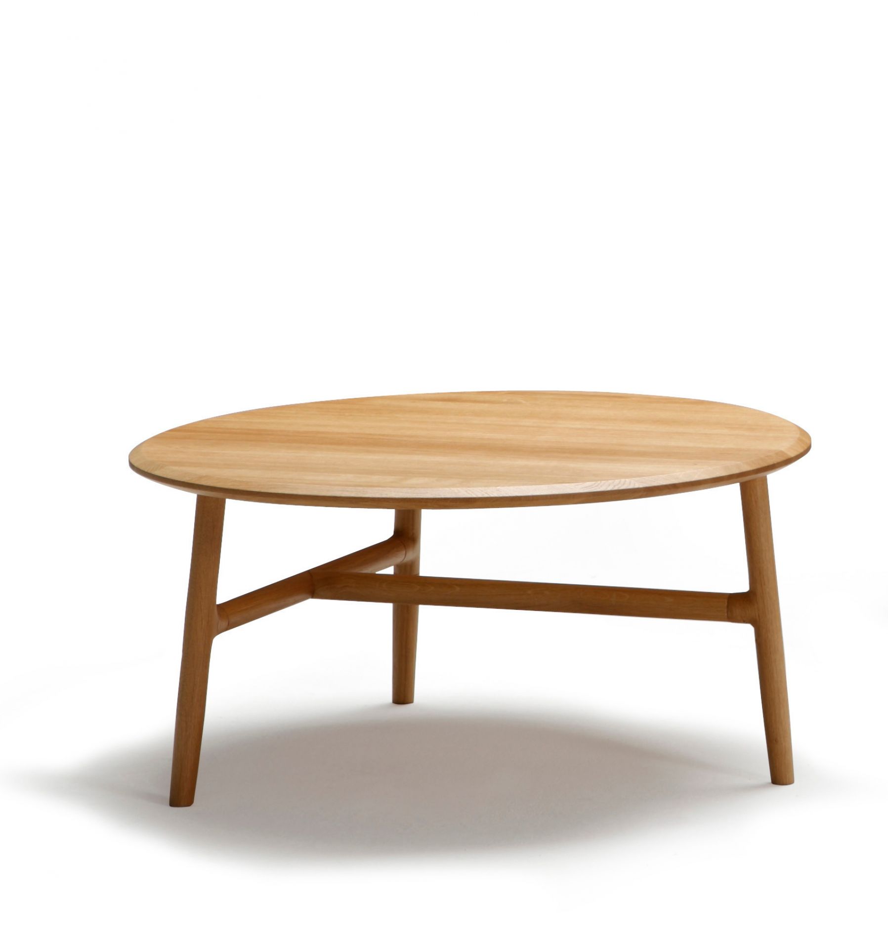 Nudo Beistelltisch von Sancal, Durchmesser 70cm, Höhe 35cm. Runder, heller Holztisch mit drei Beinen.
